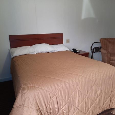 Motel Reedsburg Room photo