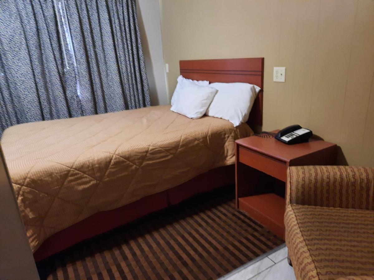 Motel Reedsburg Room photo
