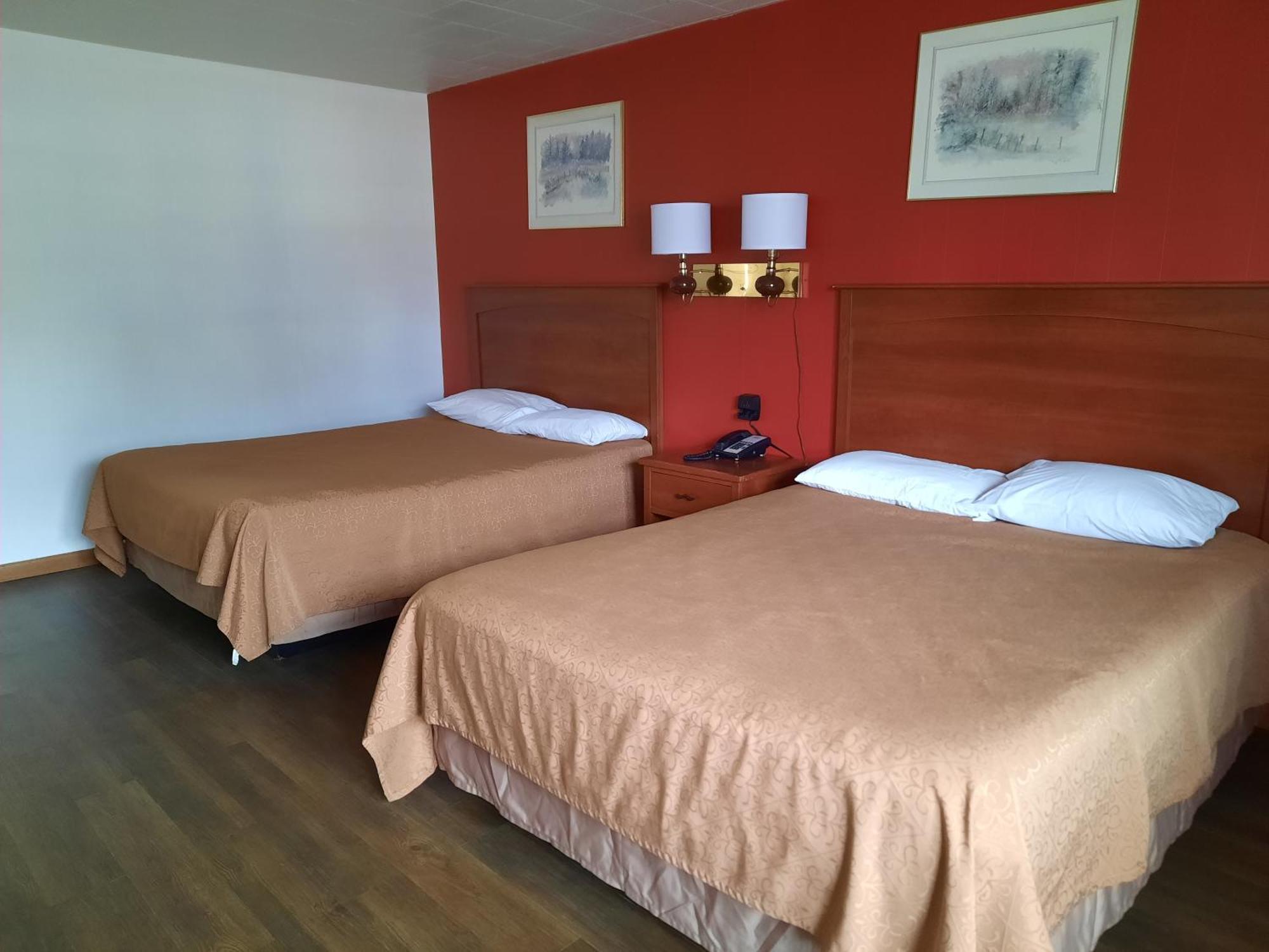 Motel Reedsburg Room photo