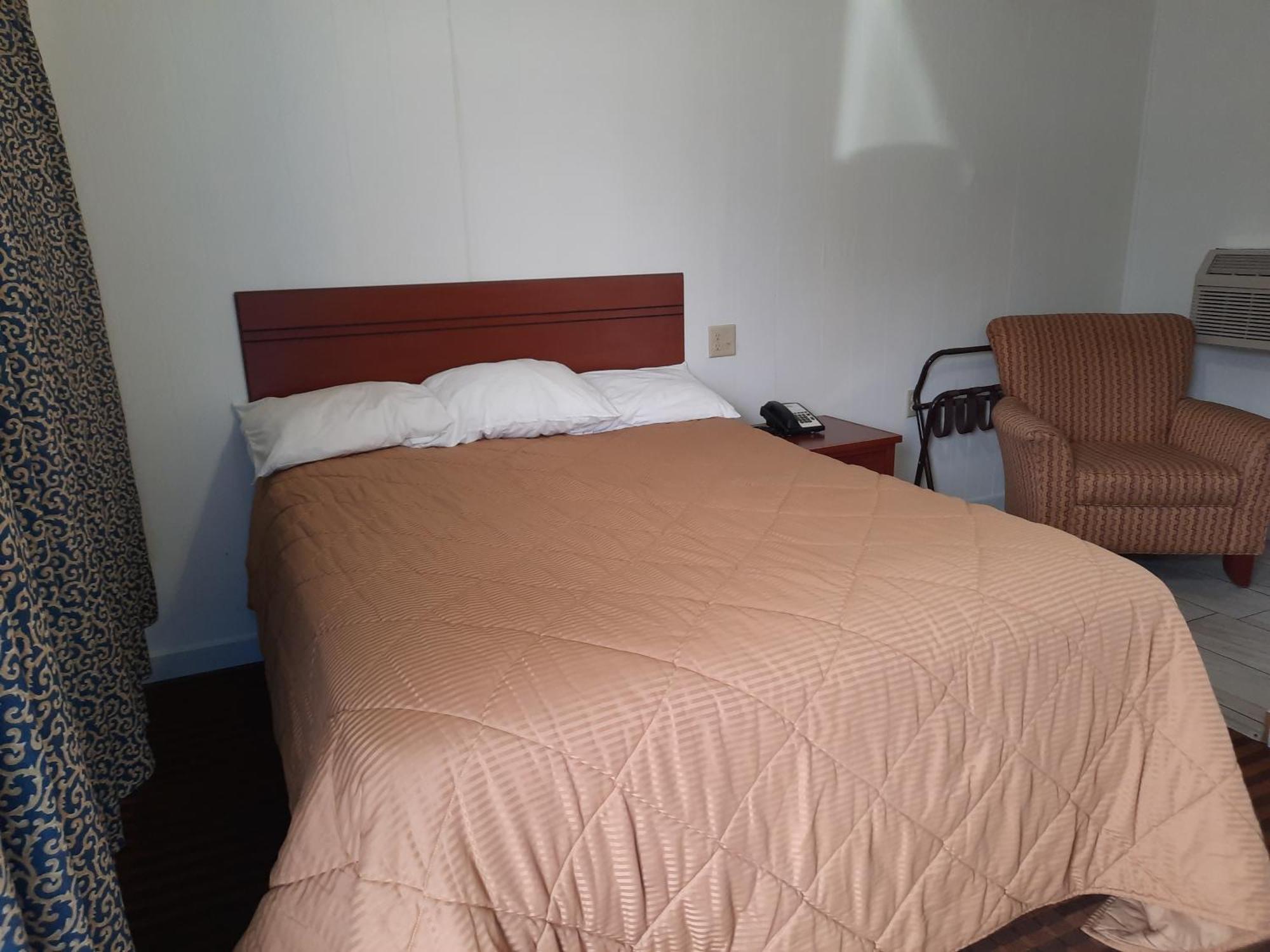Motel Reedsburg Room photo